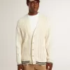 Weißer Baumwollcardigan für Herren mit Zopfmuster und blauen Rippbündchen