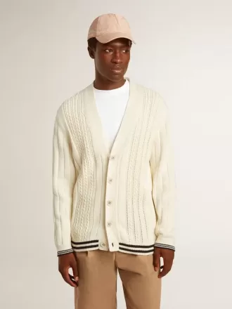 Weißer Baumwollcardigan für Herren mit Zopfmuster und blauen Rippbündchen