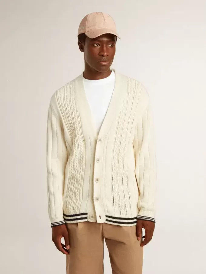 Weißer Baumwollcardigan für Herren mit Zopfmuster und blauen Rippbündchen
