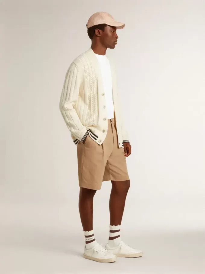 Weißer Baumwollcardigan für Herren mit Zopfmuster und blauen Rippbündchen