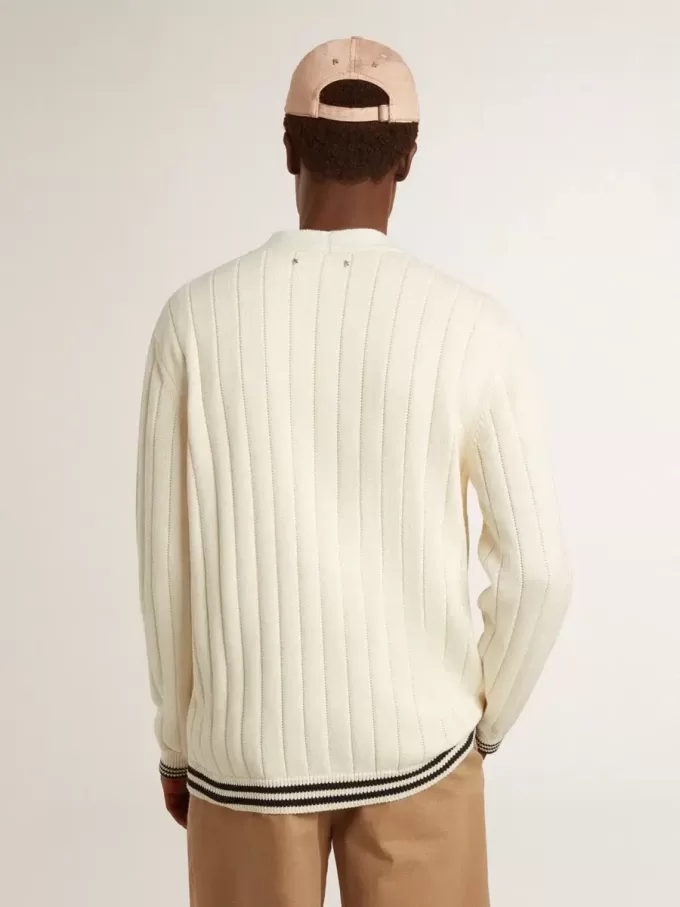 Weißer Baumwollcardigan für Herren mit Zopfmuster und blauen Rippbündchen