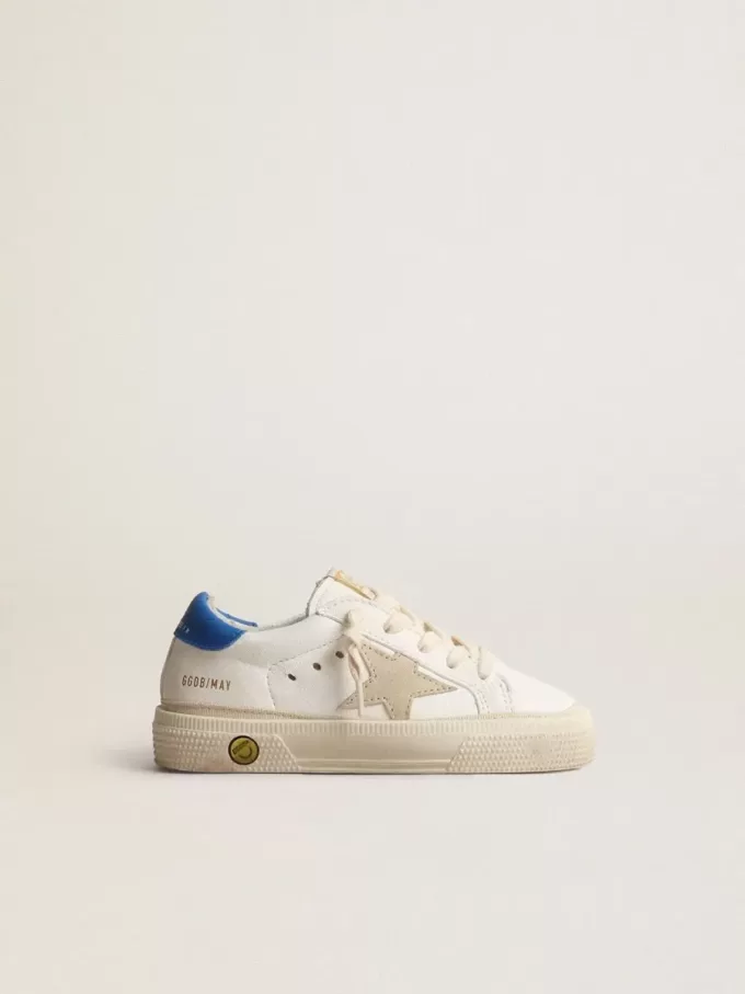 Weißer May Teen mit grauem Wildlederstern und blauer Fersenlasche Weißer May Teen mit grauem Wildlederstern und blauer Fersenlasche