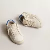 Weißer May Teen mit grauem Wildlederstern und blauer Fersenlasche Weißer May Teen mit grauem Wildlederstern und blauer Fersenlasche