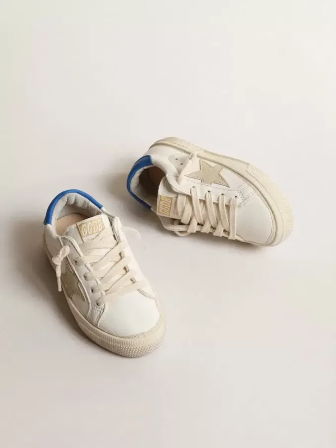 Weißer May Teen mit grauem Wildlederstern und blauer Fersenlasche Weißer May Teen mit grauem Wildlederstern und blauer Fersenlasche