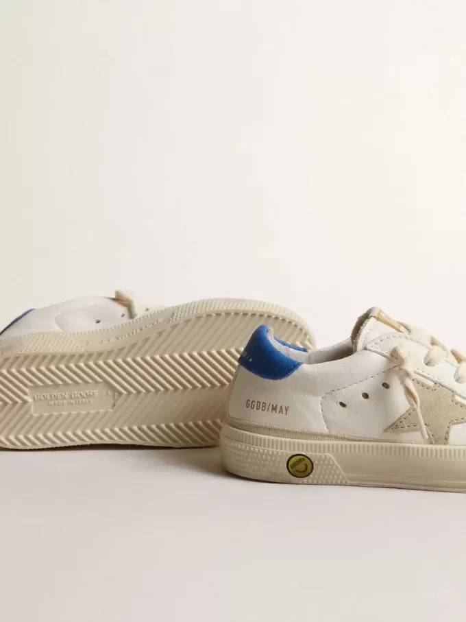 Weißer May Teen mit grauem Wildlederstern und blauer Fersenlasche Weißer May Teen mit grauem Wildlederstern und blauer Fersenlasche
