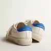 Weißer May Teen mit grauem Wildlederstern und blauer Fersenlasche Weißer May Teen mit grauem Wildlederstern und blauer Fersenlasche