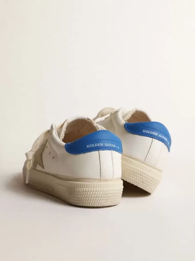 Weißer May Teen mit grauem Wildlederstern und blauer Fersenlasche Weißer May Teen mit grauem Wildlederstern und blauer Fersenlasche
