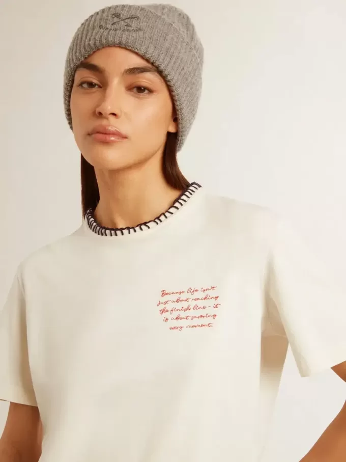 Weißes Baumwoll-T-Shirt für Damen mit Handstickerei Weißes Baumwoll-T-Shirt für Damen mit Handstickerei