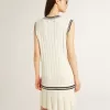 Weißes Baumwoll-Wickelkleid für Damen mit dunkelblauen Rippbündchen und Kristallen