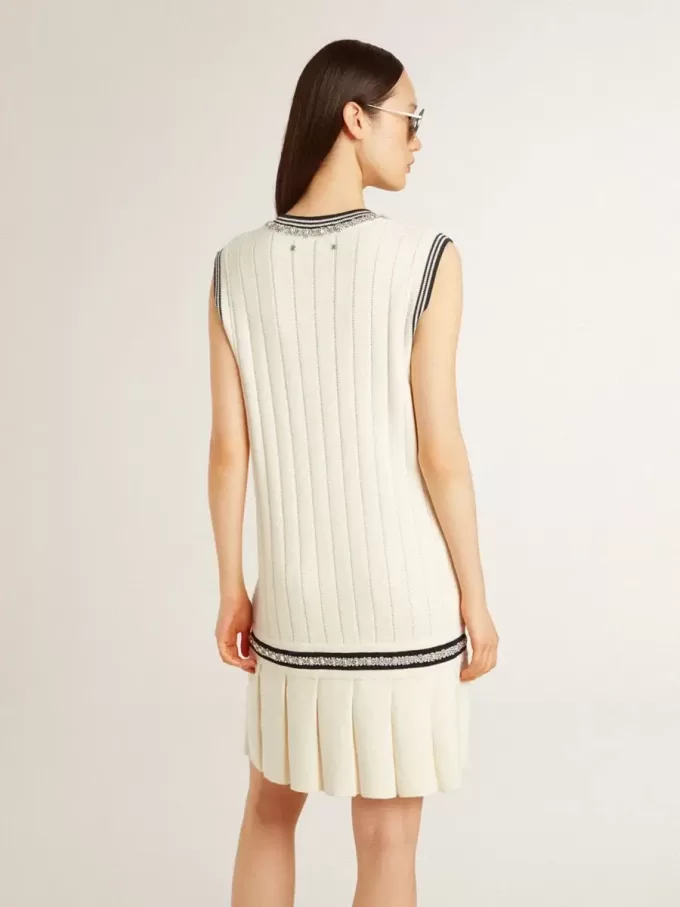 Weißes Baumwoll-Wickelkleid für Damen mit dunkelblauen Rippbündchen und Kristallen