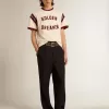 Weißes Herren-T-Shirt mit burgunderfarbenem Schriftzug auf der Vorderseite