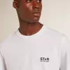 Weißes Herren-T-Shirt mit dunkelblauem Stern auf dem Rücken