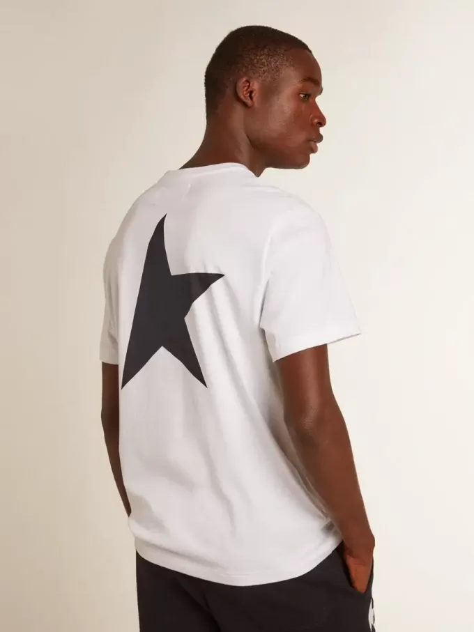 Weißes Herren-T-Shirt mit dunkelblauem Stern auf dem Rücken