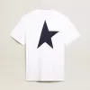 Weißes Herren-T-Shirt mit dunkelblauem Stern auf dem Rücken