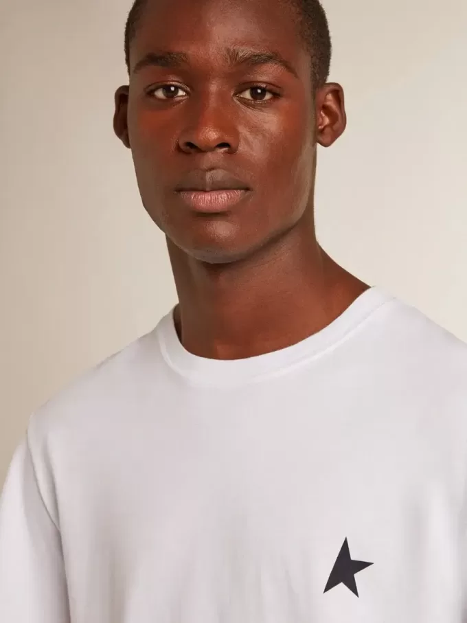 Weißes Herren-T-Shirt mit dunkelblauem Stern auf der Vorderseite Weißes Herren-T-Shirt mit dunkelblauem Stern auf der Vorderseite