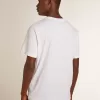 Weißes Herren-T-Shirt mit dunkelblauem Stern auf der Vorderseite Weißes Herren-T-Shirt mit dunkelblauem Stern auf der Vorderseite