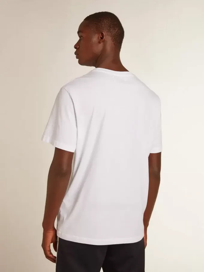 Weißes Herren-T-Shirt mit dunkelblauem Stern auf der Vorderseite Weißes Herren-T-Shirt mit dunkelblauem Stern auf der Vorderseite