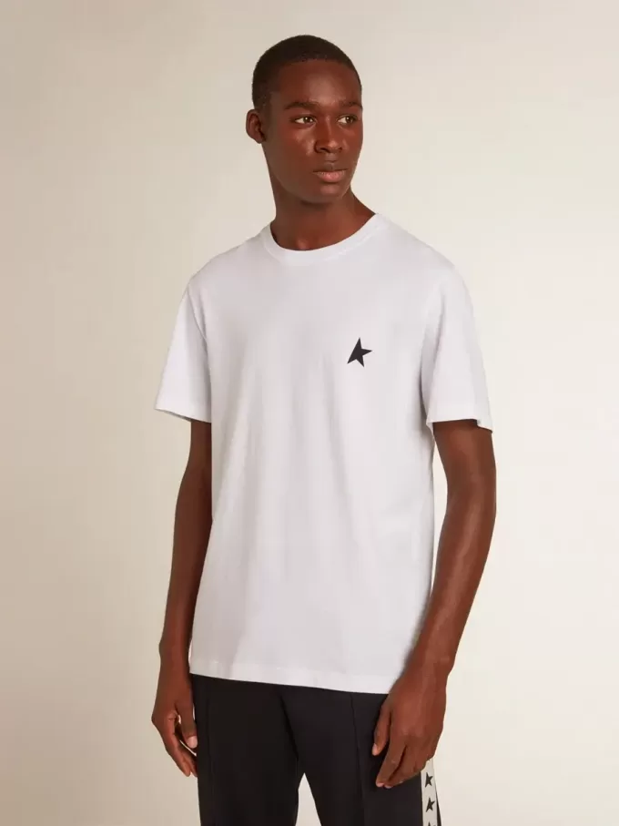 Weißes Herren-T-Shirt mit dunkelblauem Stern auf der Vorderseite Weißes Herren-T-Shirt mit dunkelblauem Stern auf der Vorderseite