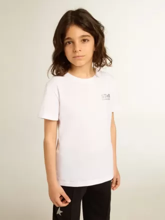 Weißes T-Shirt mit kontrastierendem silbernem Logo auf der Vorderseite