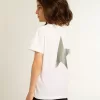 Weißes T-Shirt mit kontrastierendem silbernem Logo auf der Vorderseite