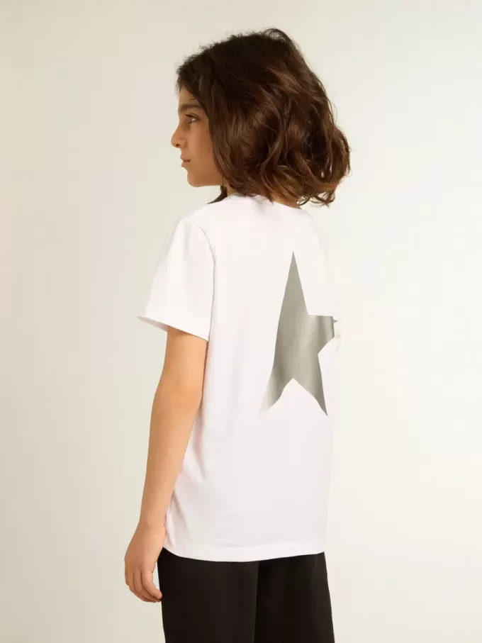 Weißes T-Shirt mit kontrastierendem silbernem Logo auf der Vorderseite