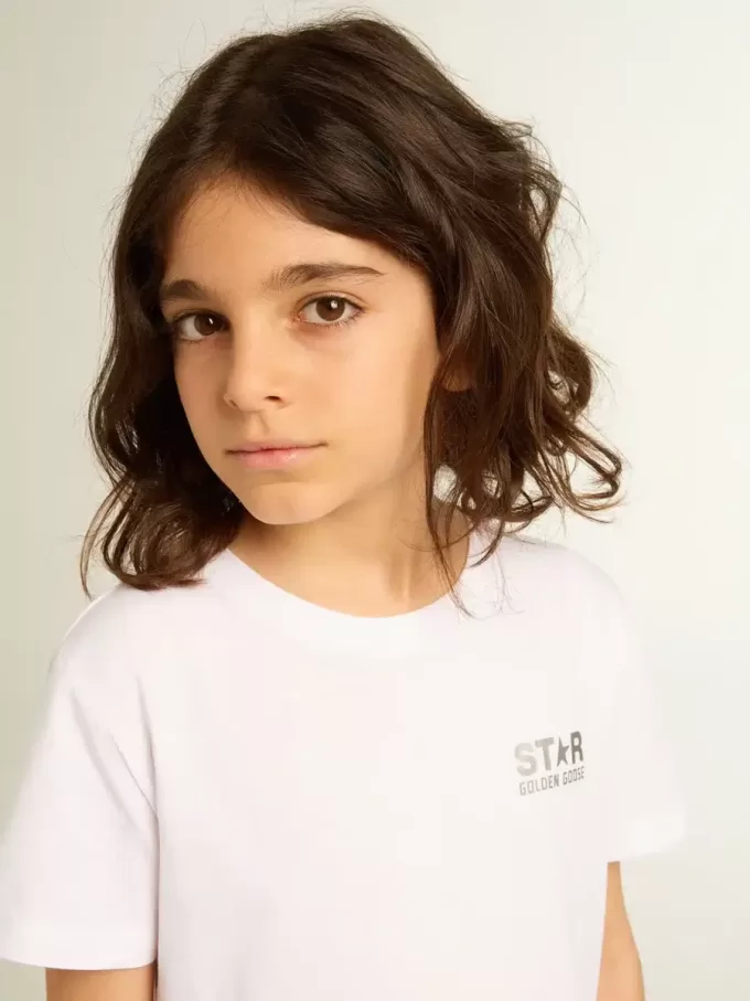 Weißes T-Shirt mit kontrastierendem silbernem Logo auf der Vorderseite