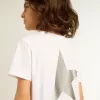 Weißes T-Shirt mit kontrastierendem silbernem Logo auf der Vorderseite