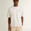 Weißes Unisex-T-Shirt mit mediterranem Print und goldenem Pescheria-Patch auf dem Ärmel