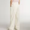 Weite, cremefarbene Mädchenhose mit Rippstrick und Stickerei