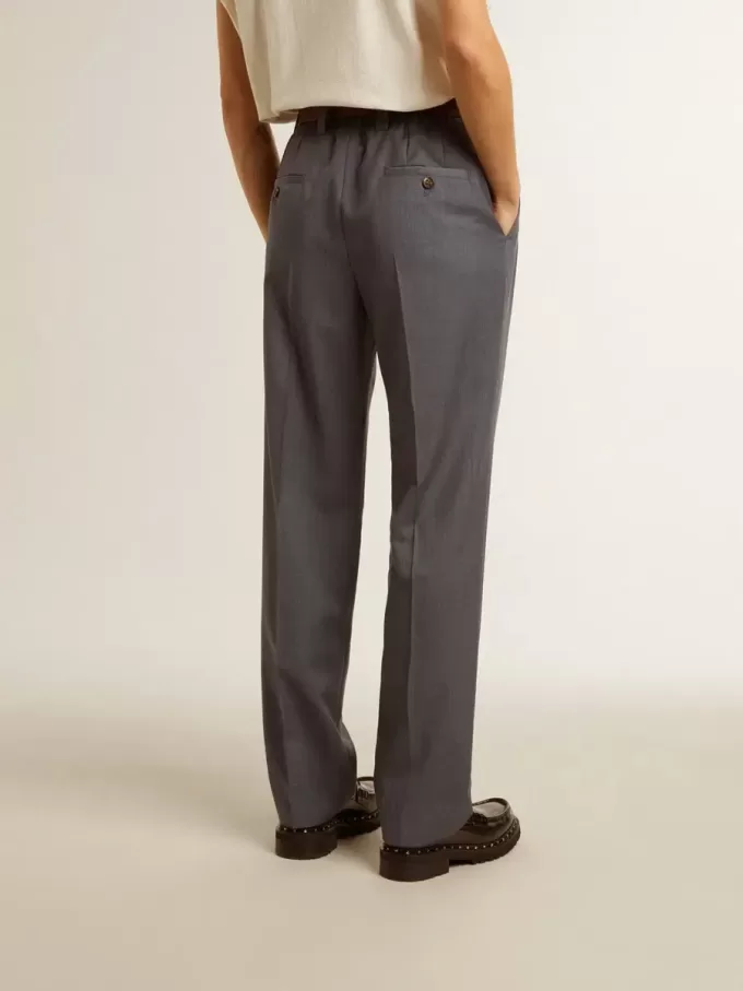 Weite Damenhose aus babyblauer Wolle Weite Damenhose aus babyblauer Wolle