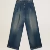 Weite Damenjeans in mittlerer Waschung zum chinesischen Neujahr Weite Damenjeans in mittlerer Waschung zum chinesischen Neujahr