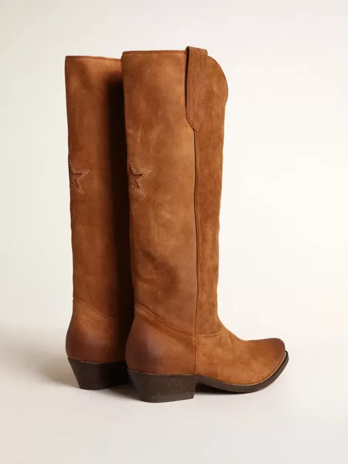 Wish Star Stiefel aus cognacfarbenem Wildleder mit farblich abgestimmtem Stern-Intarsienmuster Wish Star Stiefel aus cognacfarbenem Wildleder mit farblich abgestimmtem Stern-Intarsienmuster