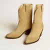 Wish Star Stiefeletten aus sandfarbenem, gewachstem Wildleder mit Sternstickerei Wish Star Stiefeletten aus sandfarbenem, gewachstem Wildleder mit Sternstickerei