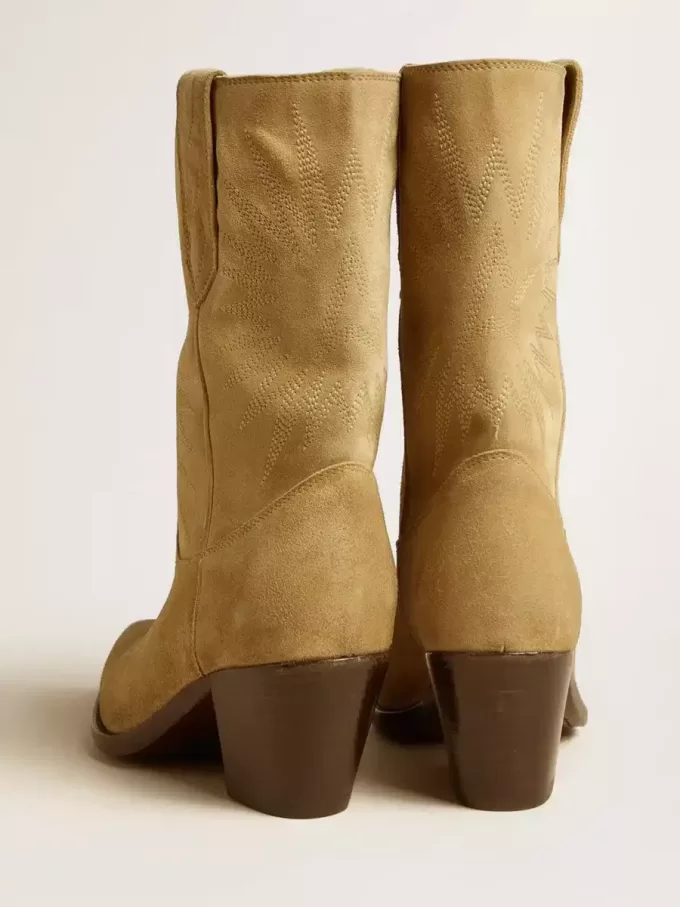 Wish Star Stiefeletten aus sandfarbenem, gewachstem Wildleder mit Sternstickerei Wish Star Stiefeletten aus sandfarbenem, gewachstem Wildleder mit Sternstickerei