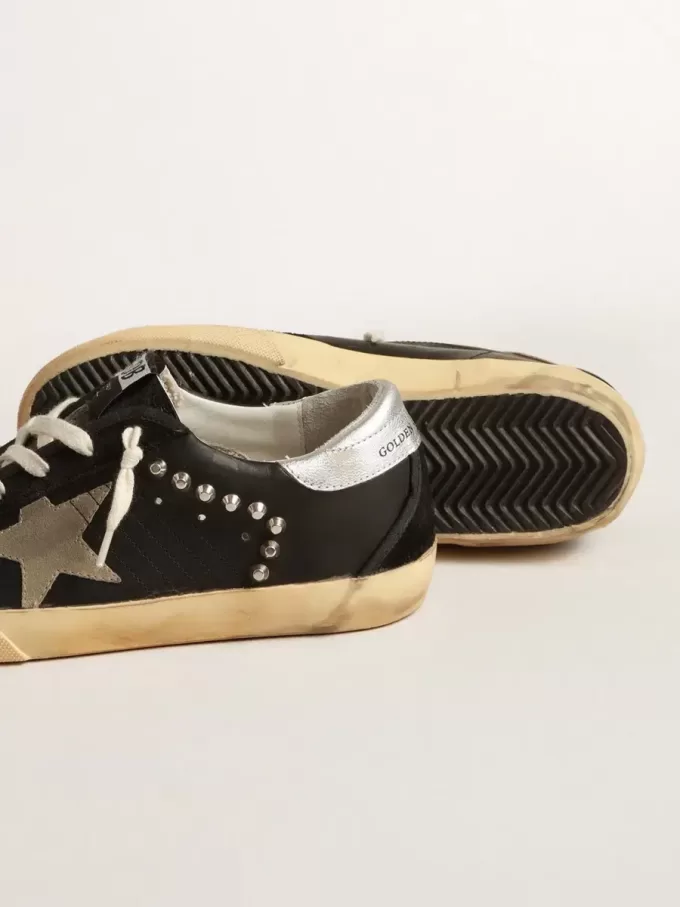 Women’s Super-Star aus schwarzem Leder und Wildleder mit silbernen Nieten Women’s Super-Star aus schwarzem Leder und Wildleder mit silbernen Nieten