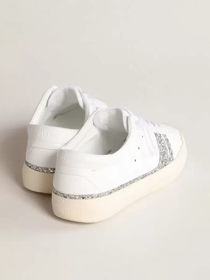 Yatay Model 1B nachhaltige Sneaker mit weißem Obermaterial auf Bio-Basis und silbernem recyceltem Glitzer Y