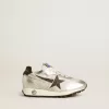 Young Marathon aus silbernem Nylon mit schwarzem Stern und Lederlasche an der Ferse
