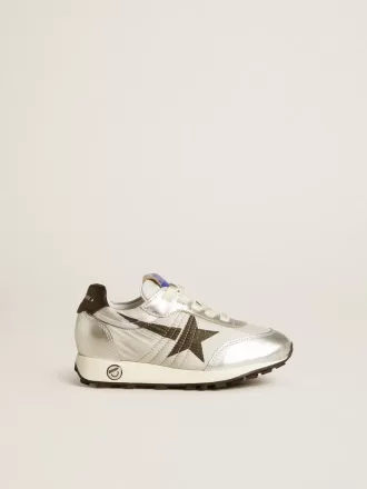 Young Marathon aus silbernem Nylon mit schwarzem Stern und Lederlasche an der Ferse