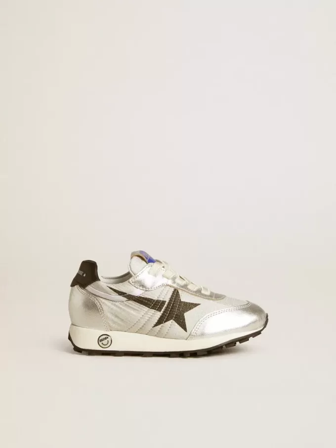 Young Marathon aus silbernem Nylon mit schwarzem Stern und Lederlasche an der Ferse