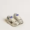 Young Marathon aus silbernem Nylon mit schwarzem Stern und Lederlasche an der Ferse