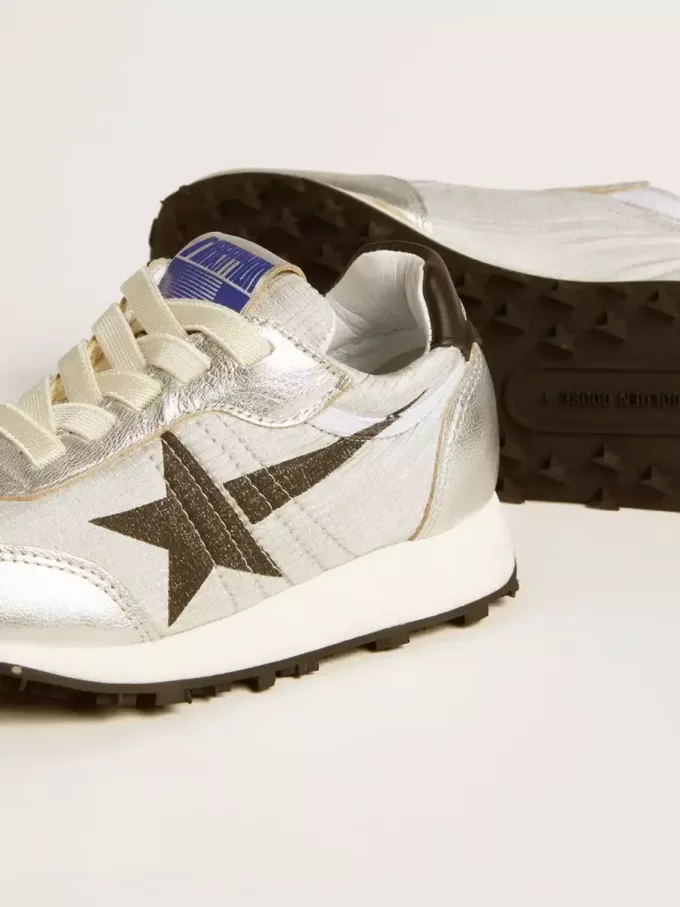Young Marathon aus silbernem Nylon mit schwarzem Stern und Lederlasche an der Ferse