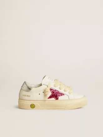 Young May mit fuchsiafarbenem Glitzerstern und metallischer Lederlasche am Fersenbereich