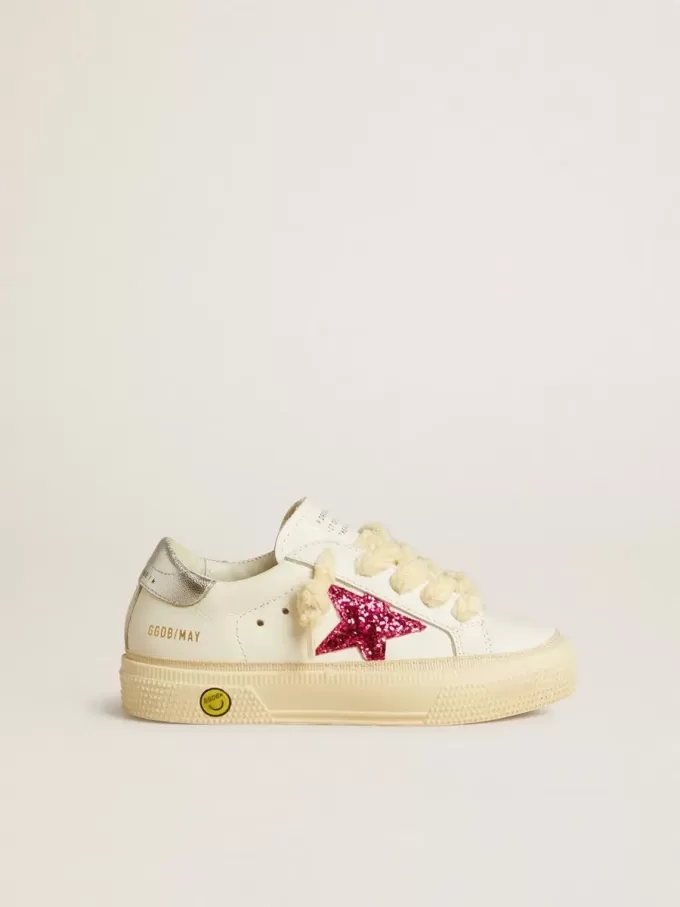 Young May mit fuchsiafarbenem Glitzerstern und metallischer Lederlasche am Fersenbereich