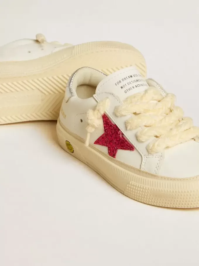 Young May mit fuchsiafarbenem Glitzerstern und metallischer Lederlasche am Fersenbereich