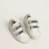 Young Old School aus weißem Leder mit silbernem Swarovski-Kristall-Fersenriemen und Riemen Young Old School aus weißem Leder mit silbernem Swarovski-Kristall-Fersenriemen und Riemen