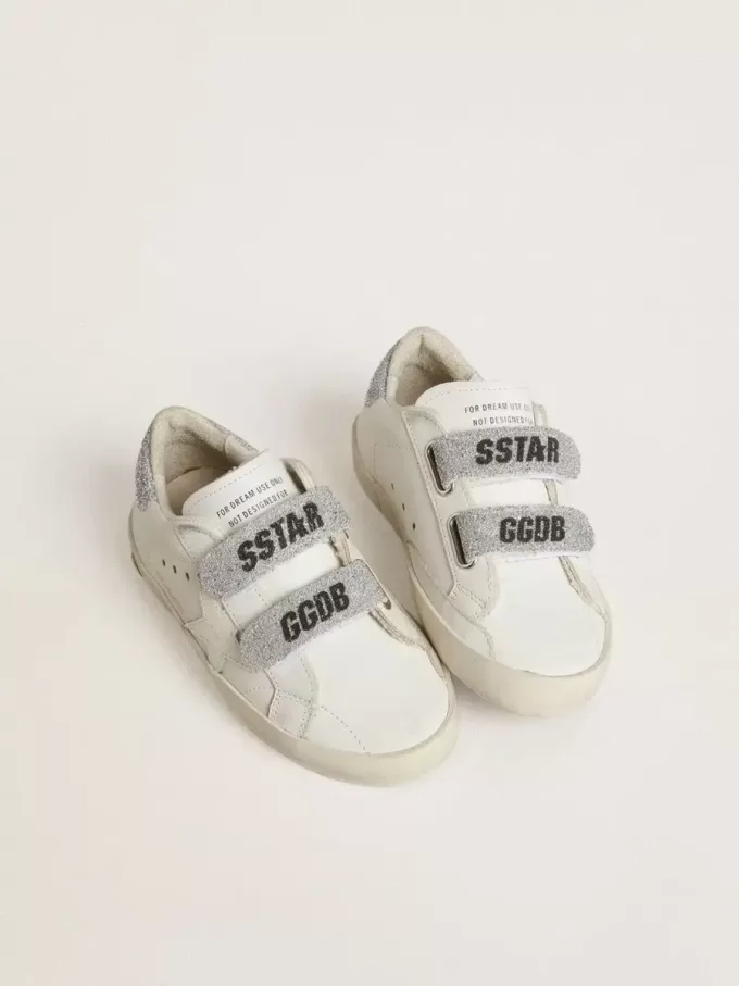 Young Old School aus weißem Leder mit silbernem Swarovski-Kristall-Fersenriemen und Riemen Young Old School aus weißem Leder mit silbernem Swarovski-Kristall-Fersenriemen und Riemen