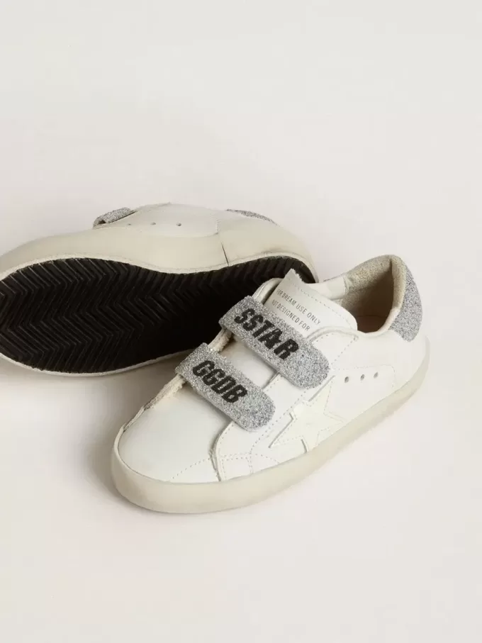 Young Old School aus weißem Leder mit silbernem Swarovski-Kristall-Fersenriemen und Riemen Young Old School aus weißem Leder mit silbernem Swarovski-Kristall-Fersenriemen und Riemen