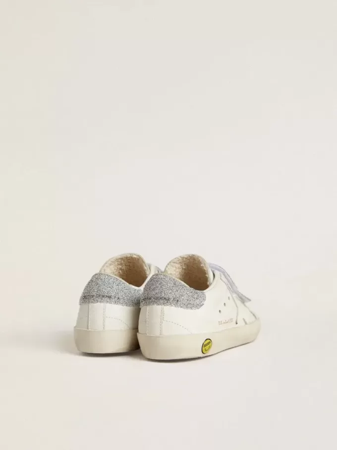 Young Old School aus weißem Leder mit silbernem Swarovski-Kristall-Fersenriemen und Riemen Young Old School aus weißem Leder mit silbernem Swarovski-Kristall-Fersenriemen und Riemen
