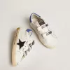 Young Old School mit schwarzem Lederstern mit Schlangenprint und blauem Absatz