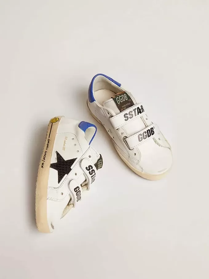 Young Old School mit schwarzem Lederstern mit Schlangenprint und blauem Absatz